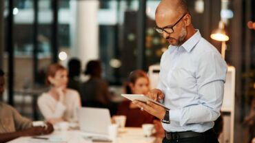 Reasoning, tool calling, and agentic systems in legal LLMs